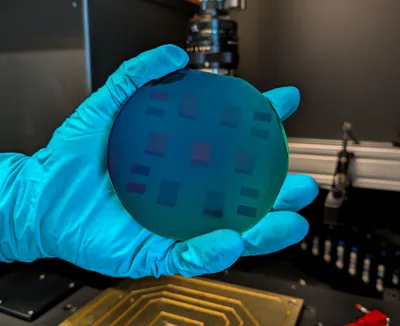 POLO²-IBC silicon wafer with structured test fields for 3-terminal tandem solar cells.