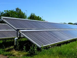 solarthermische Freiflächenanlage mit Großflächenkollektoren
