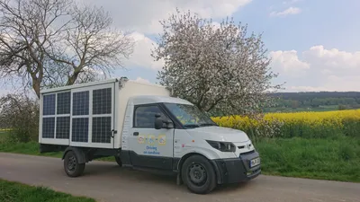 Foto eines StreetScooters mit PV-Modulen.